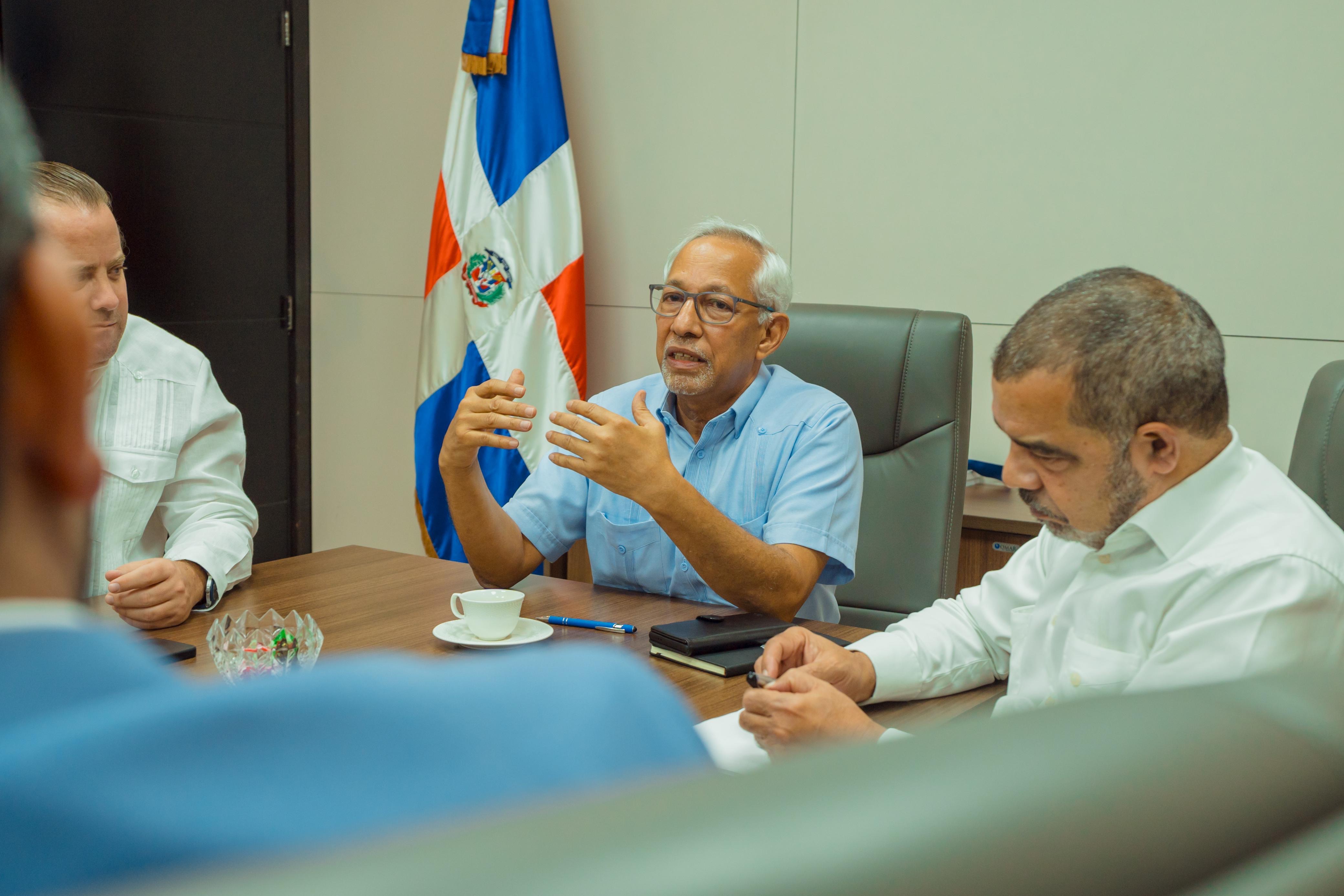 Ministro de educación Ángel Hernández