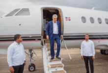 Luis Abinader mientras sale del avión presidencial