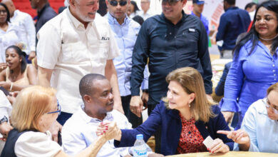 Raquel Peña hablando con los comunitarios