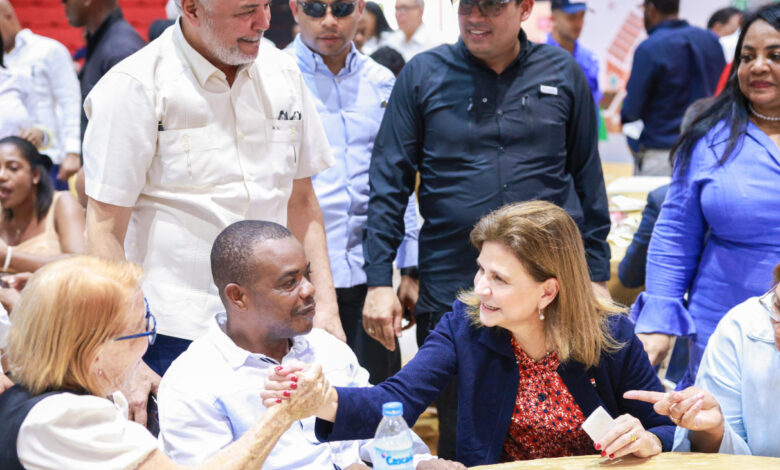 Raquel Peña hablando con los comunitarios