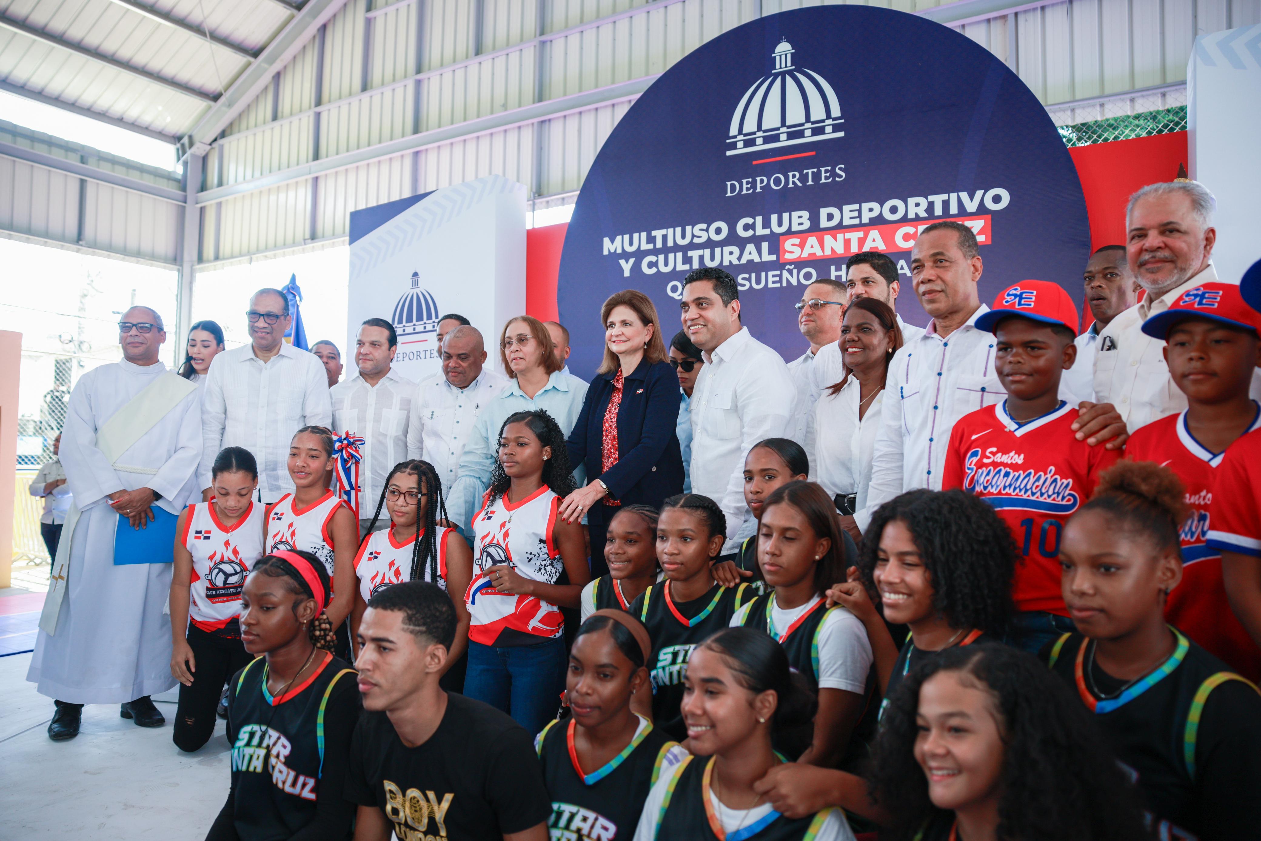 Foto del encuentro de la vicepresidenta con los comunitarios