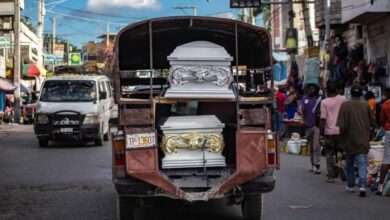 Vehículo que carga las cajas de los muertos en Haití