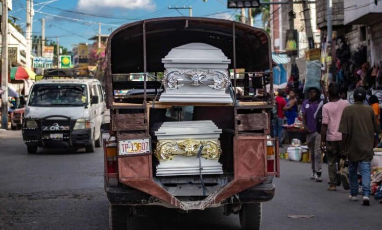 Vehículo que carga las cajas de los muertos en Haití