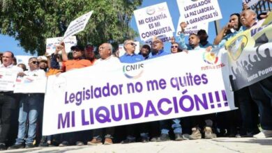 protesta frente al senado }