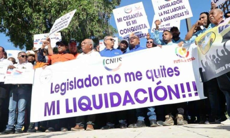 protesta frente al senado }