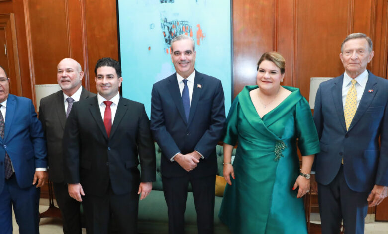 Luis Abinader junto a la gobernadora de Puerto Rico.